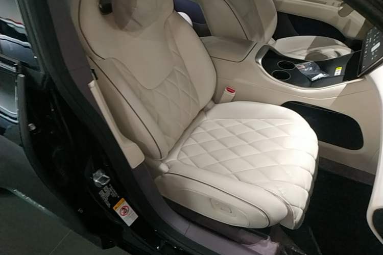 Used Avatr 11 2025 Max All-Electric Four-Wheel Drive Right Front Seat