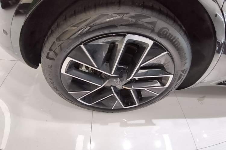 Used Avatr 11 2025 Year Updated Max Extended-Range Version Right Rear Wheel Hub