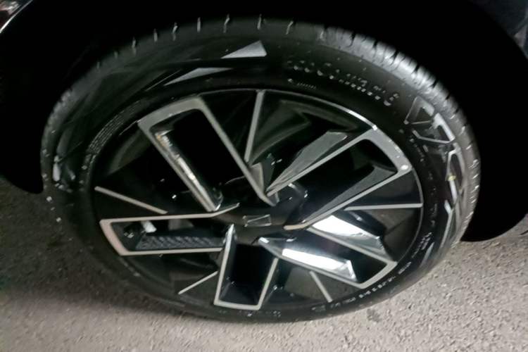 Used Avatr 11 2025 Year Updated Max Extended-Range Version Right Rear Wheel Hub