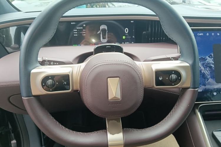Used Avatr 11 2025 Ultra Extended-Range Edition Steering Wheel