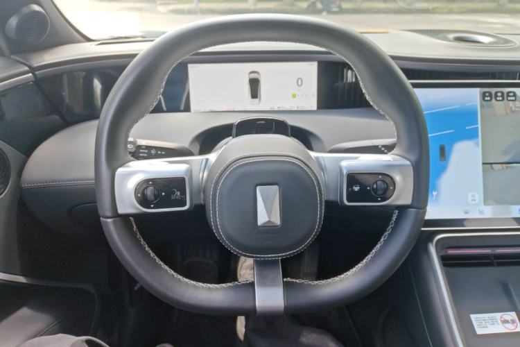 Used Avatr 11 2025 Ultra Extended-Range Edition Steering Wheel