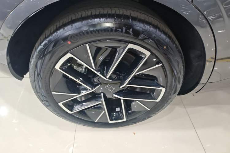 Used Avatr 11 2025 Year Updated Max Extended-Range Version Right Rear Wheel Hub
