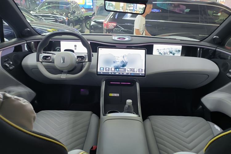 Used Avatr 11 2025 Year Updated Max Extended-Range Version Center Console
