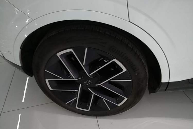 Used Avatr 11 2025 Max All-Electric Four-Wheel Drive Exterior 5