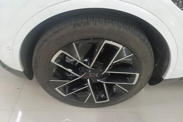 Used Avatr 11 2025 Year Updated Max Extended-Range Version Left Front Wheel Hub