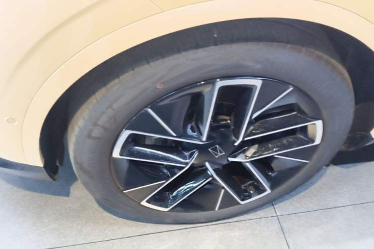 Used Avatr 11 2025 Year Updated Max Extended-Range Version Left Front Wheel Hub