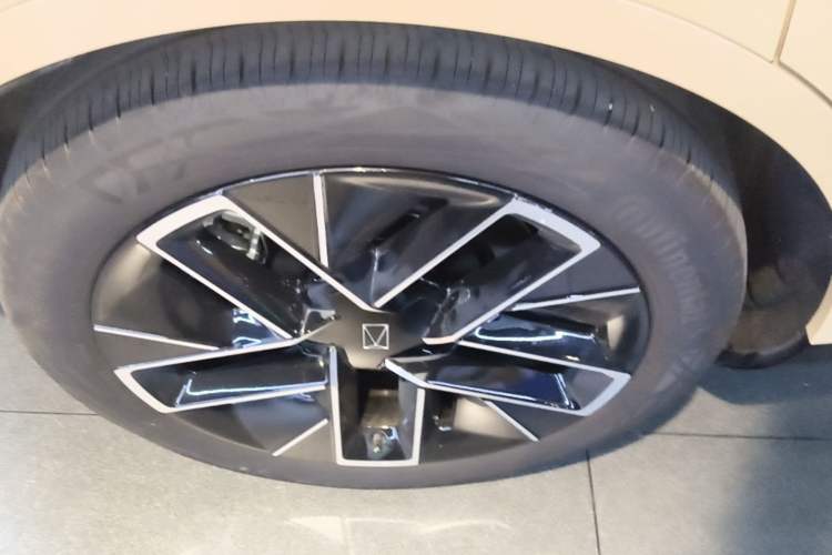 Used Avatr 11 2025 Year Updated Max Extended-Range Version Right Rear Wheel Hub