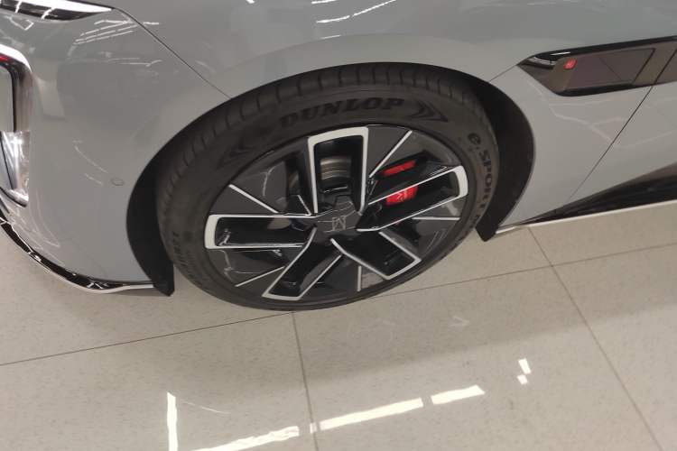 Used Avatr 12 2023 700 Three-Laser Rear-Wheel Drive Luxury Edition Left Front Wheel Hub