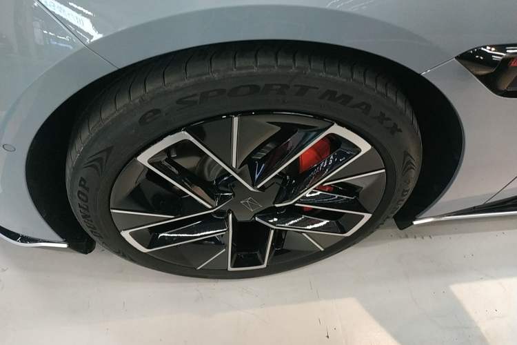 Used Avatr 12 2023 650 Three-Laser Four-Wheel Drive Performance Edition Left Front Wheel Hub