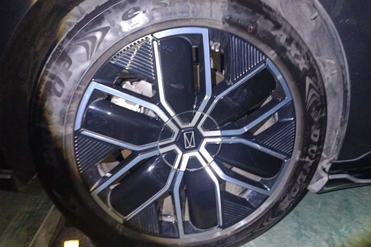 Used Avatr 12 2023 700 Three-Laser Rear-Wheel Drive Luxury Edition Right Front Wheel Hub