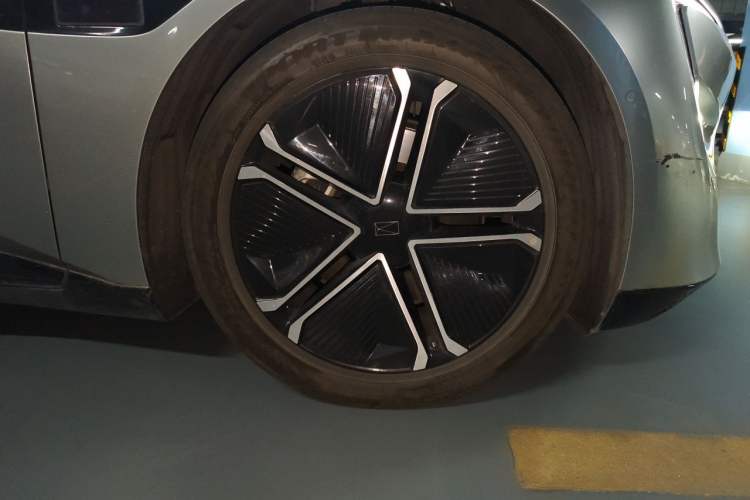 Used Avatr 12 2023 700 Three-Laser Rear-Wheel Drive Luxury Edition Right Front Wheel Hub