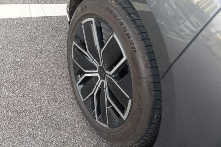 Used Avatr 12 2023 700 Three-Laser Rear-Wheel Drive Luxury Edition Right Rear Wheel Hub