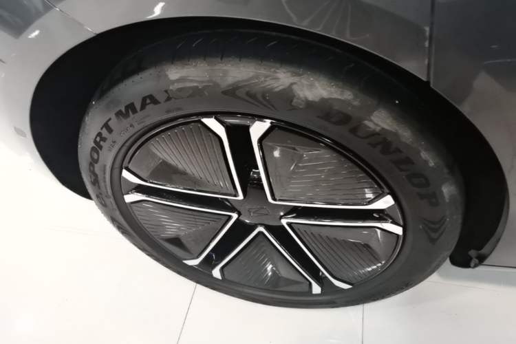 Used Avatr 12 2023 700 Three-Laser Rear-Wheel Drive Luxury Edition Right Rear Wheel Hub