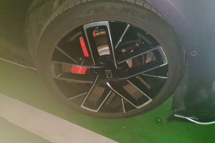 Used Avatr 12 2023 700 Three-Laser Rear-Wheel Drive Luxury Edition Right Front Wheel Hub