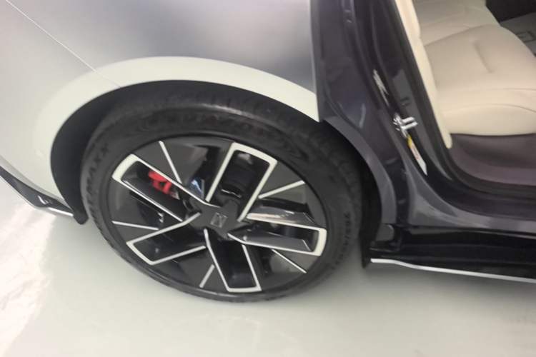 Used Avatr 12 2023 650 Three-Laser Four-Wheel Drive Performance Edition Right Rear Wheel Hub