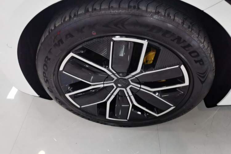 Used Avatr 12 2023 700 Three-Laser Rear-Wheel Drive Luxury Edition Left Front Wheel Hub
