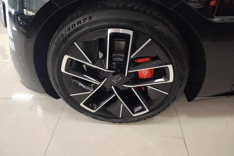 Used Avatr 12 2024 Updated Version 700 Three-Laser Rear-Wheel Drive Luxury Edition Left Front Wheel Hub