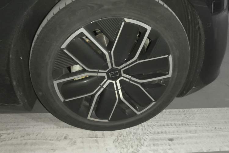 Used Avatr 12 2024 Updated Version 700 Three-Laser Rear-Wheel Drive Luxury Edition Right Front Wheel Hub