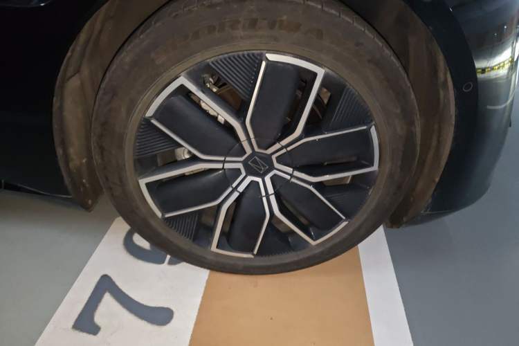 Used Avatr 12 2024 Updated Version 700 Three-Laser Rear-Wheel Drive Luxury Edition Right Front Wheel Hub