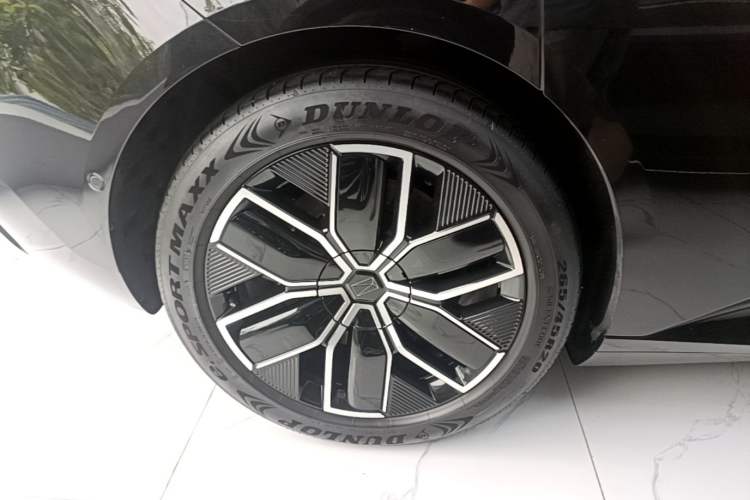 Used Avatr 12 2024 Updated Version 700 Three-Laser Rear-Wheel Drive Luxury Edition Right Rear Wheel Hub