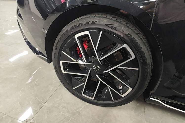 Used Avatr 12 2024 700 Three-Laser Rear-Wheel Drive Luxury Edition Right Rear Wheel Hub