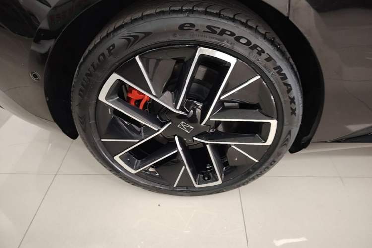 Used Avatr 12 2024 Updated Version 700 Three-Laser Rear-Wheel Drive Luxury Edition Right Rear Wheel Hub
