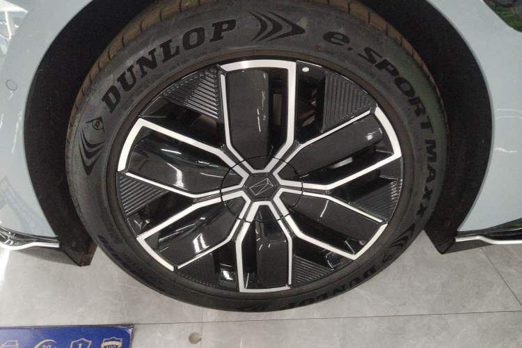 Used Avatr 12 2024 700 Three-Laser Rear-Wheel Drive Luxury Edition Left Front Wheel Hub