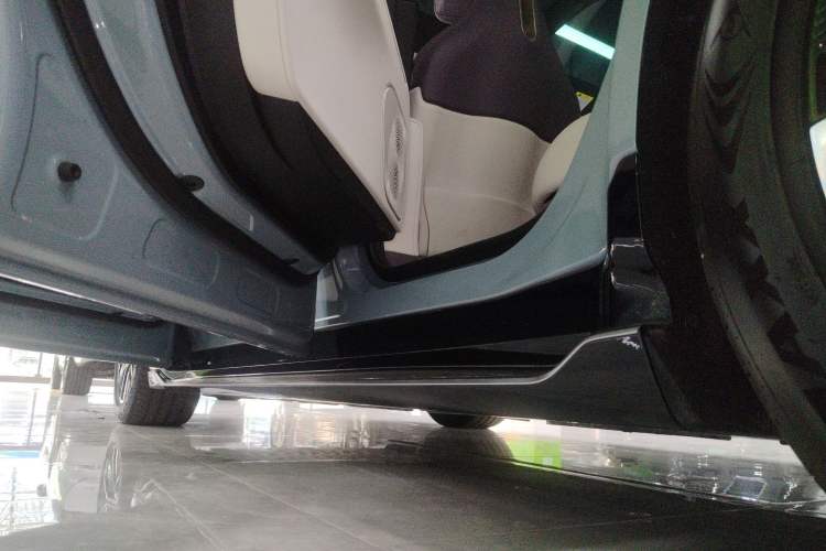 Used Avatr 12 2024 700 Three-Laser Rear-Wheel Drive Luxury Edition Left Side Sill