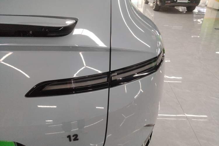 Used Avatr 12 2024 700 Three-Laser Rear-Wheel Drive Luxury Edition Right Rear Taillight