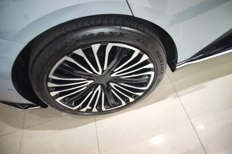 Used Avatr 12 2024 700 Three-Laser Rear-Wheel Drive Luxury Edition Right Rear Wheel Hub