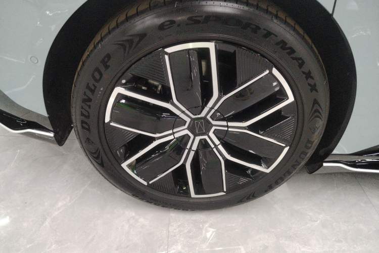 Used Avatr 12 2024 700 Three-Laser Rear-Wheel Drive Luxury Edition Right Rear Wheel Hub