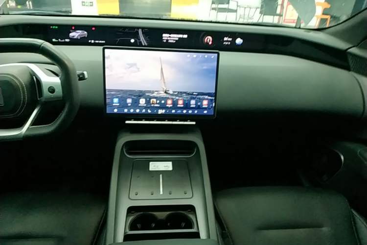 Used Avatr 12 2024 Updated Version 700 Three-Laser Rear-Wheel Drive Luxury Edition Audio And AC Panel