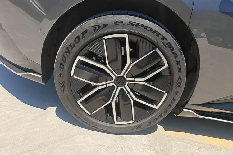 Used Avatr 12 2024 650 Three-Laser Four-Wheel Drive Performance Edition Right Rear Wheel Hub