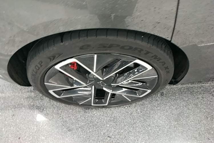 Used Avatr 12 2024 Updated Version 700 Three-Laser Rear-Wheel Drive Luxury Edition Right Rear Wheel Hub