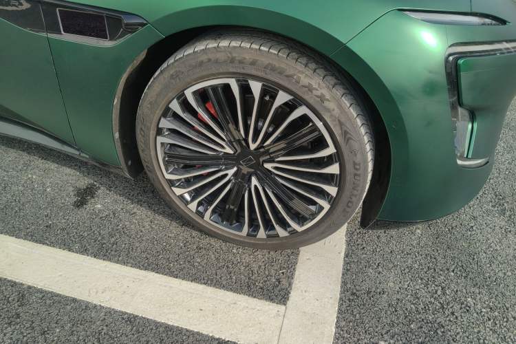 Used Avatr 12 2024 700 Three-Laser Rear-Wheel Drive Luxury Edition Right Front Wheel Hub