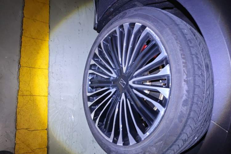 Used Avatr 12 2024 700 Three-Laser Rear-Wheel Drive Luxury Edition Right Front Wheel Hub