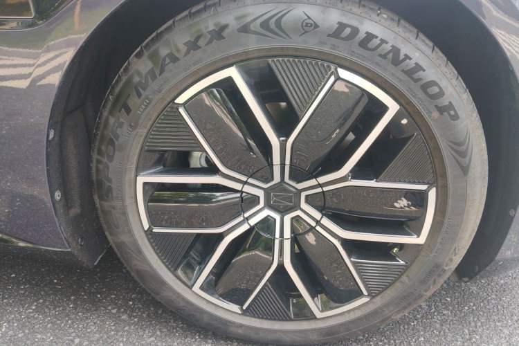 Used Avatr 12 2024 700 Three-Laser Rear-Wheel Drive Luxury Edition Right Front Wheel Hub