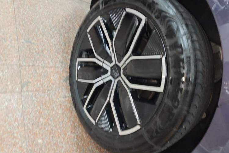 Used Avatr 12 2024 Updated Version 700 Three-Laser Rear-Wheel Drive Luxury Edition Right Rear Wheel Hub