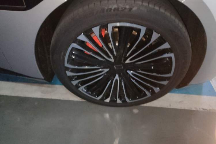Used Avatr 12 2024 Updated Version 700 Three-Laser Rear-Wheel Drive Luxury Edition Right Front Wheel Hub