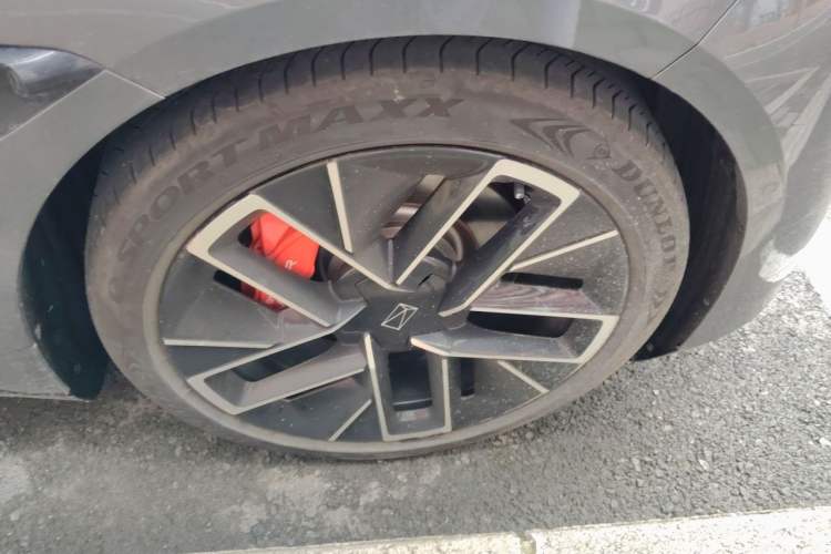 Used Avatr 12 2024 Updated Version 700 Three-Laser Rear-Wheel Drive Luxury Edition Right Front Wheel Hub