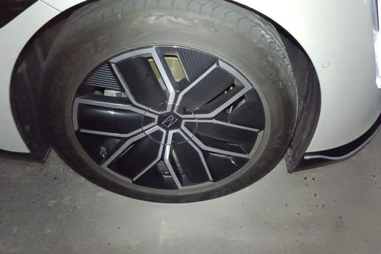 Used Avatr 12 2024 700 Three-Laser Rear-Wheel Drive Luxury Edition Right Front Wheel Hub