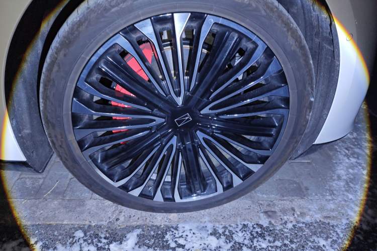 Used Avatr 12 2024 Updated Version 700 Three-Laser Rear-Wheel Drive Luxury Edition Right Front Wheel Hub