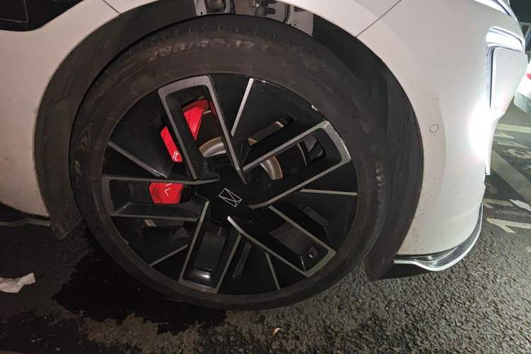 Used Avatr 12 2024 700 Three-Laser Rear-Wheel Drive Luxury Edition Right Front Wheel Hub