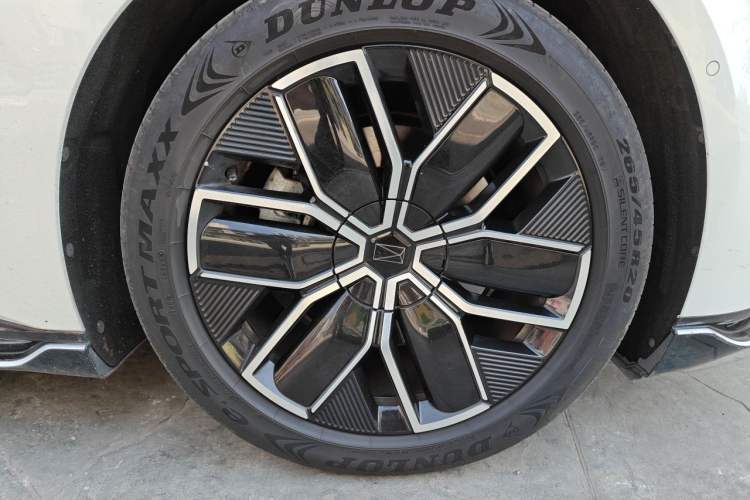 Used Avatr 12 2024 700 Three-Laser Rear-Wheel Drive Luxury Edition Right Front Wheel Hub