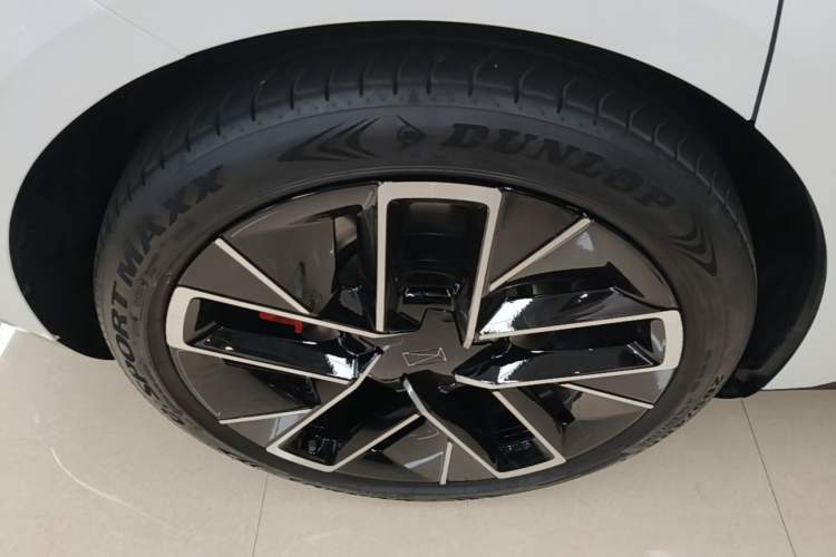 Used Avatr 12 2024 700 Three-Laser Rear-Wheel Drive Luxury Edition Right Rear Wheel Hub