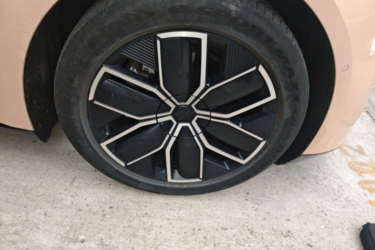 Used Avatr 12 2024 700 Three-Laser Rear-Wheel Drive Smart Enjoyment Version Right Front Wheel Hub