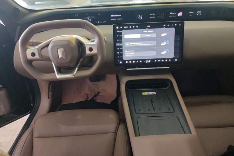 Used Avatr 12 2025 Updated Ultra All-Electric Four-Wheel Drive Audio And AC Panel