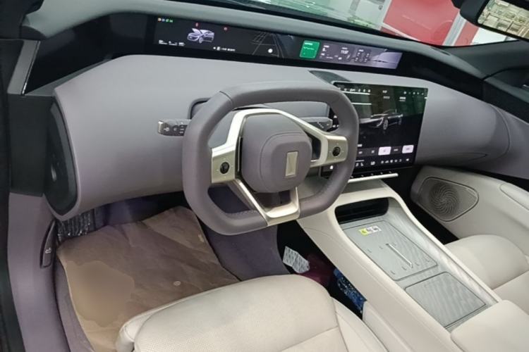 Used Avatr 12 2025 Updated Ultra All-Electric Four-Wheel Drive Center Console