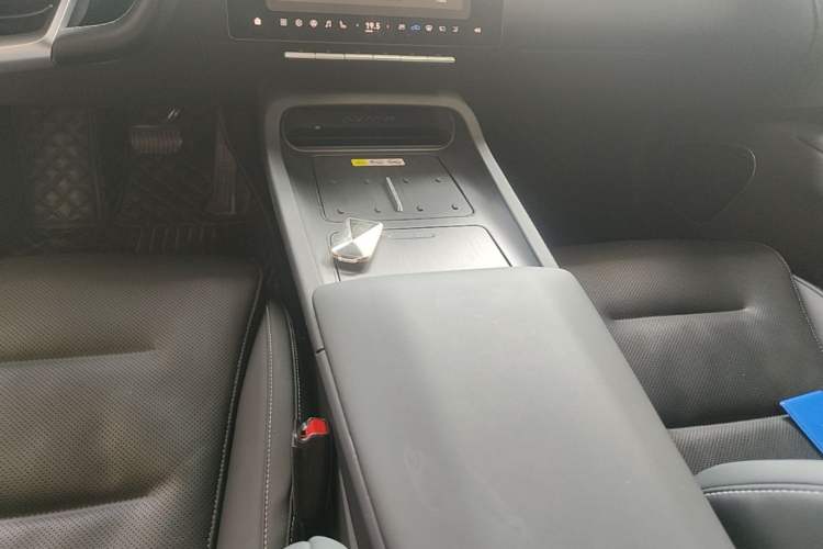 Used Avatr 12 2025 Max Extended-Range Edition Gear Lever