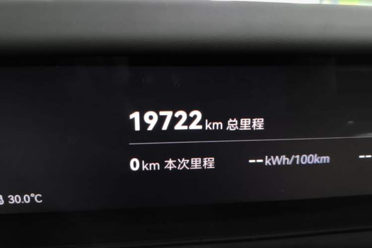 Used Avatr 12 2025 Ultra Extended-Range Edition Odometer Close Up